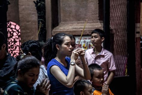 I Tumulti di pagode del 2001: Un confronto tra religione e modernizzazione nel Vietnam contemporaneo