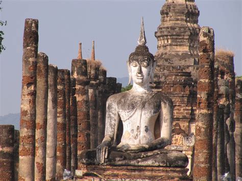 Il Sacco di Sukhothai: una Spettacolare Incursione Khmer e l'Ascesa del Regno Siriamese