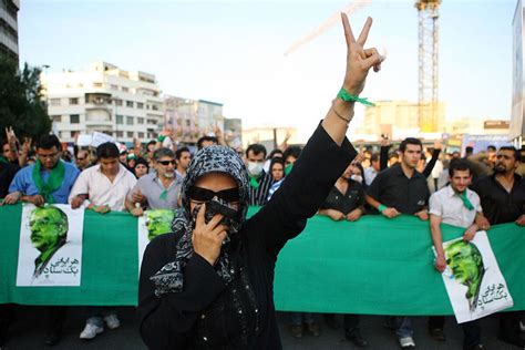 La Rivoluzione Verde Iraniana: Un Movimento Popolare Contro un Regime Autocratico e l’Inizio di una Nuova Era Politica